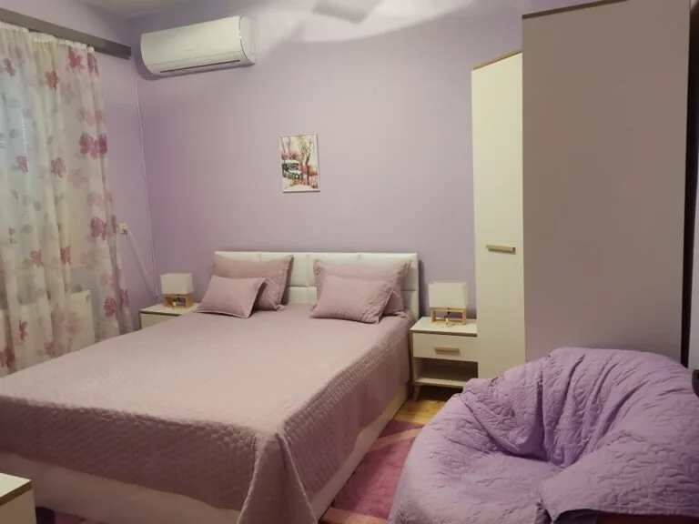 Спокойна спалня с двойно легло и климатик в къща за гости „Вая“
